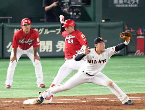 ５回表広島無死、リプレー検証で遊ゴロに倒れた西川。一塁手は岡本（撮影・たえ見朱実）