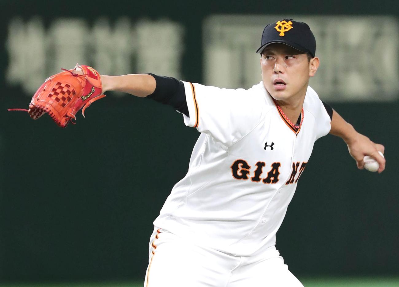 力投する巨人先発の内海（撮影・丹羽敏通）