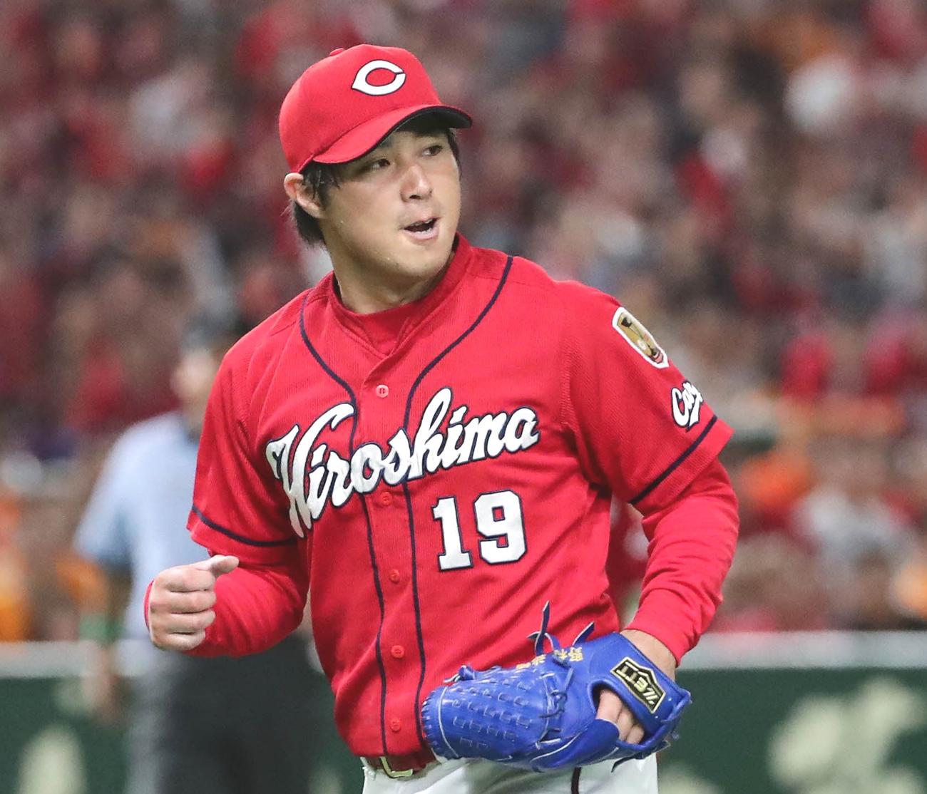 ７回裏巨人２死一、二塁、大城を二ゴロに打ち取り気合いの入った表情でガッツポーズを決める野村（撮影・丹羽敏通）