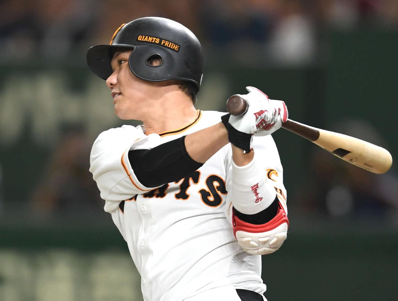 ８回裏巨人１死二塁、左中間へ適時二塁打を放つ坂本勇（撮影・横山健太）