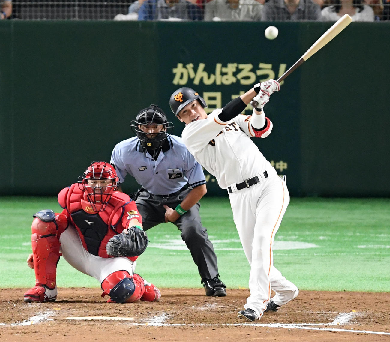 ８回裏巨人１死二塁、適時二塁打を放つ坂本勇（撮影・たえ見朱実）