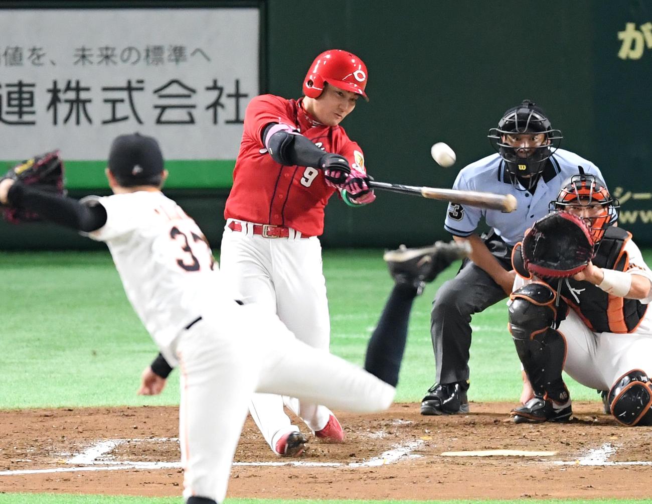 ８回表広島無死、２打席連続となる右越え本塁打を放つ丸。投手田原（撮影・たえ見朱実）