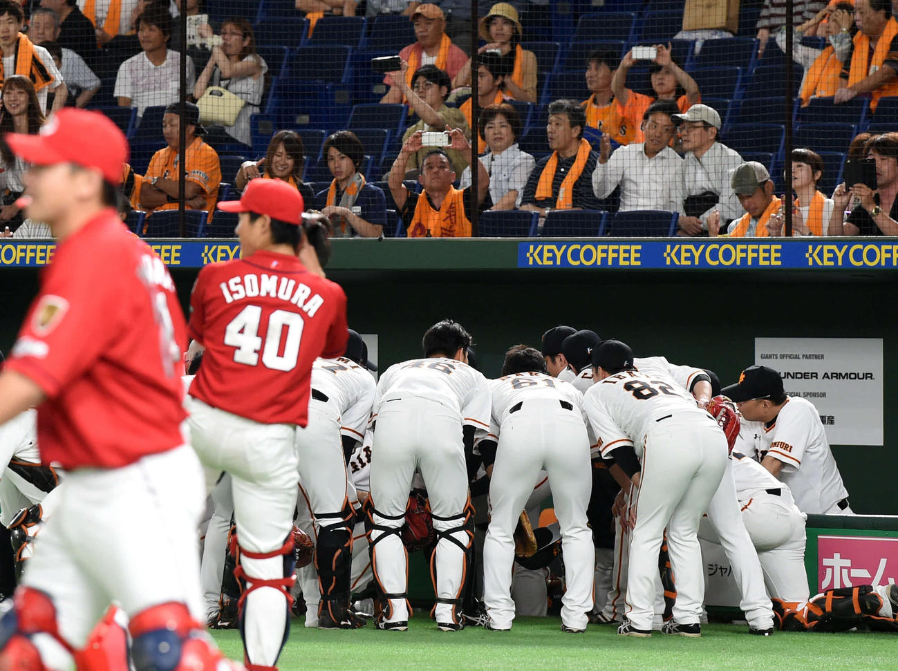 試合前、円陣を組む巨人ナイン（撮影・横山健太）