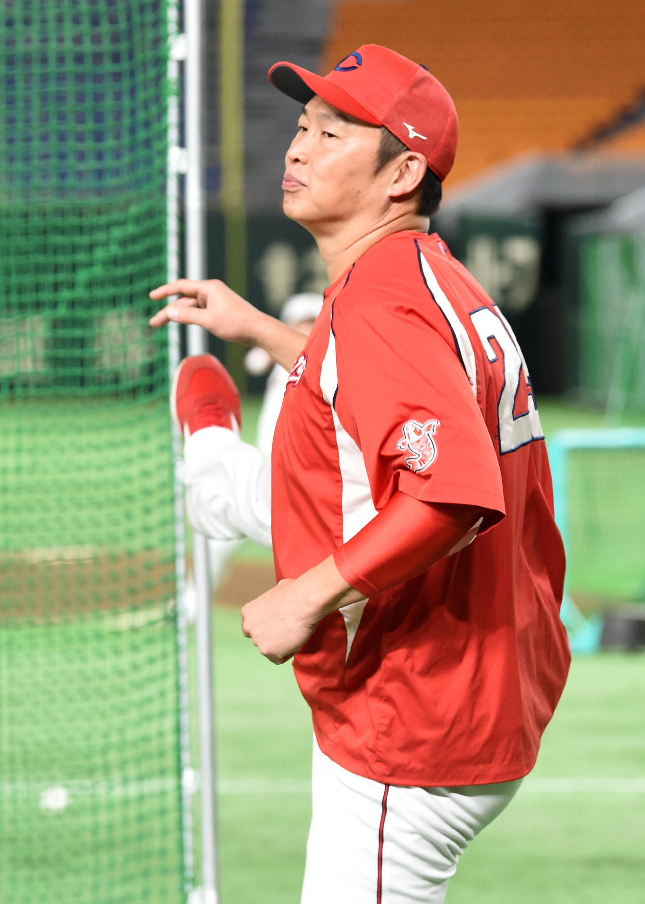 アップをする広島新井（撮影・横山健太）