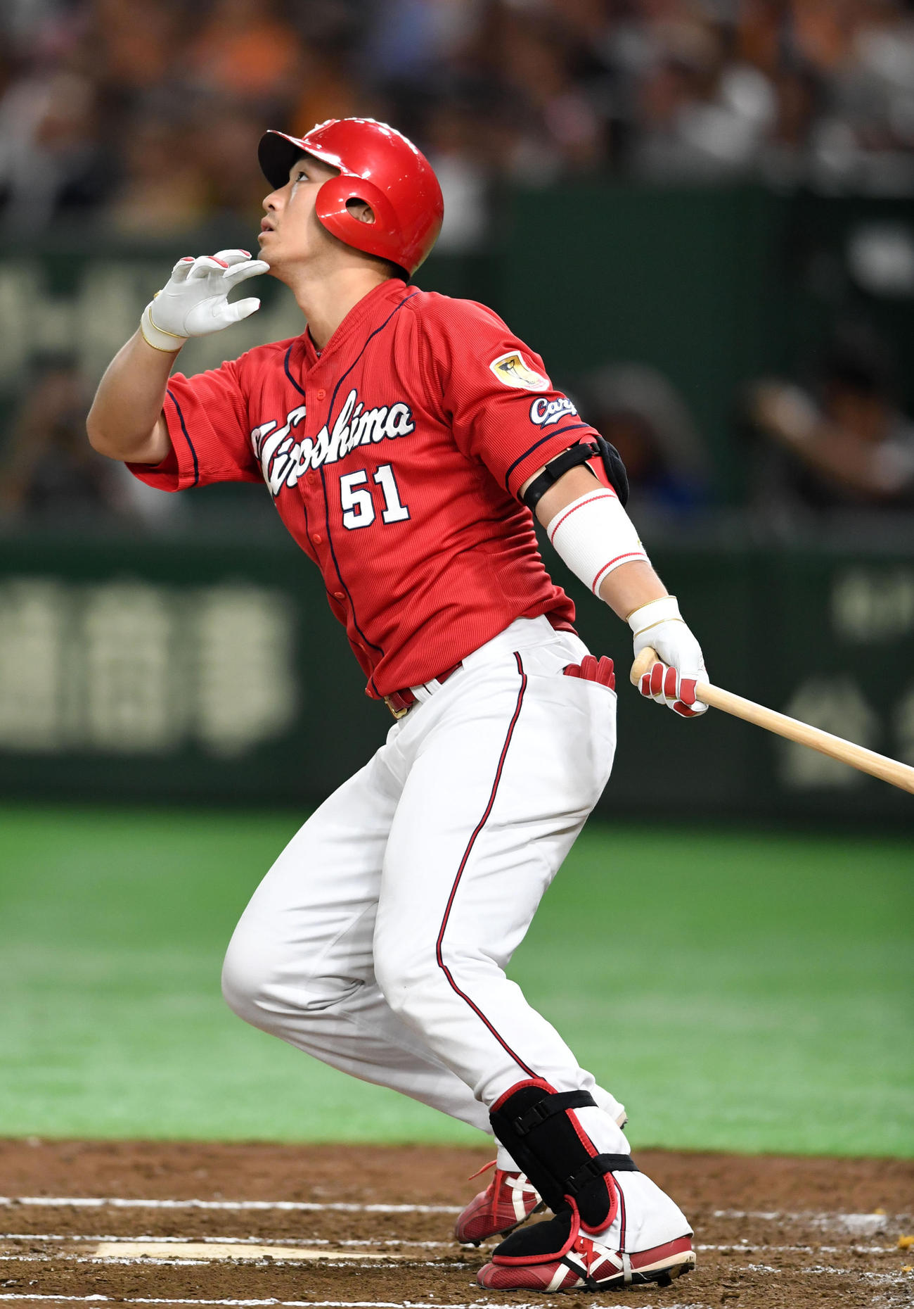 ４回表広島無死、左中間へ本塁打を放つ鈴木（撮影・横山健太）