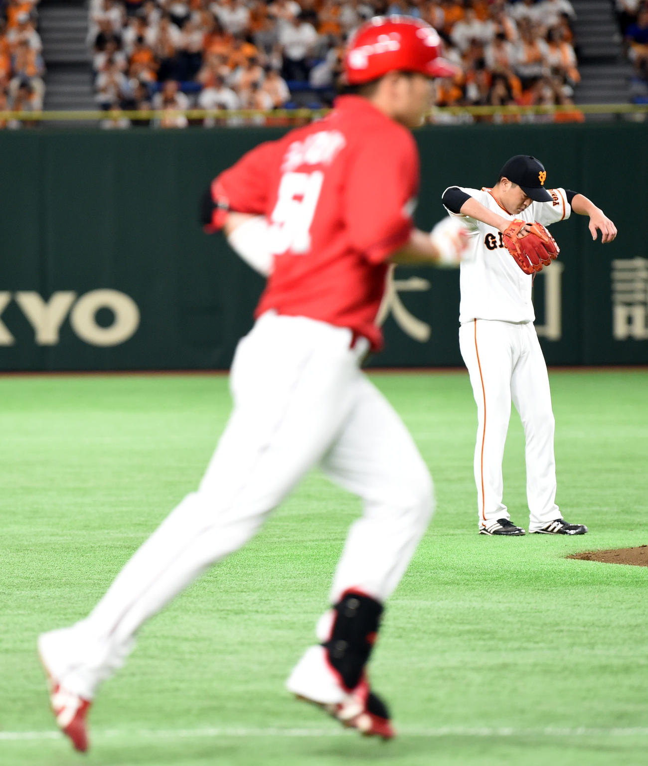 鈴木（左）に左中間へ本塁打を浴び肩を落とす内海（撮影・横山健太）