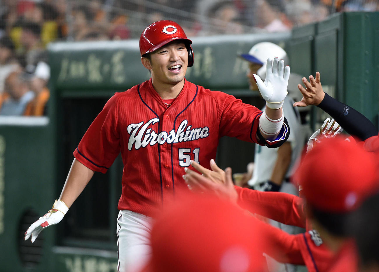 左中間へ本塁打を放ちナインと笑顔でタッチを交わす鈴木（撮影・横山健太）