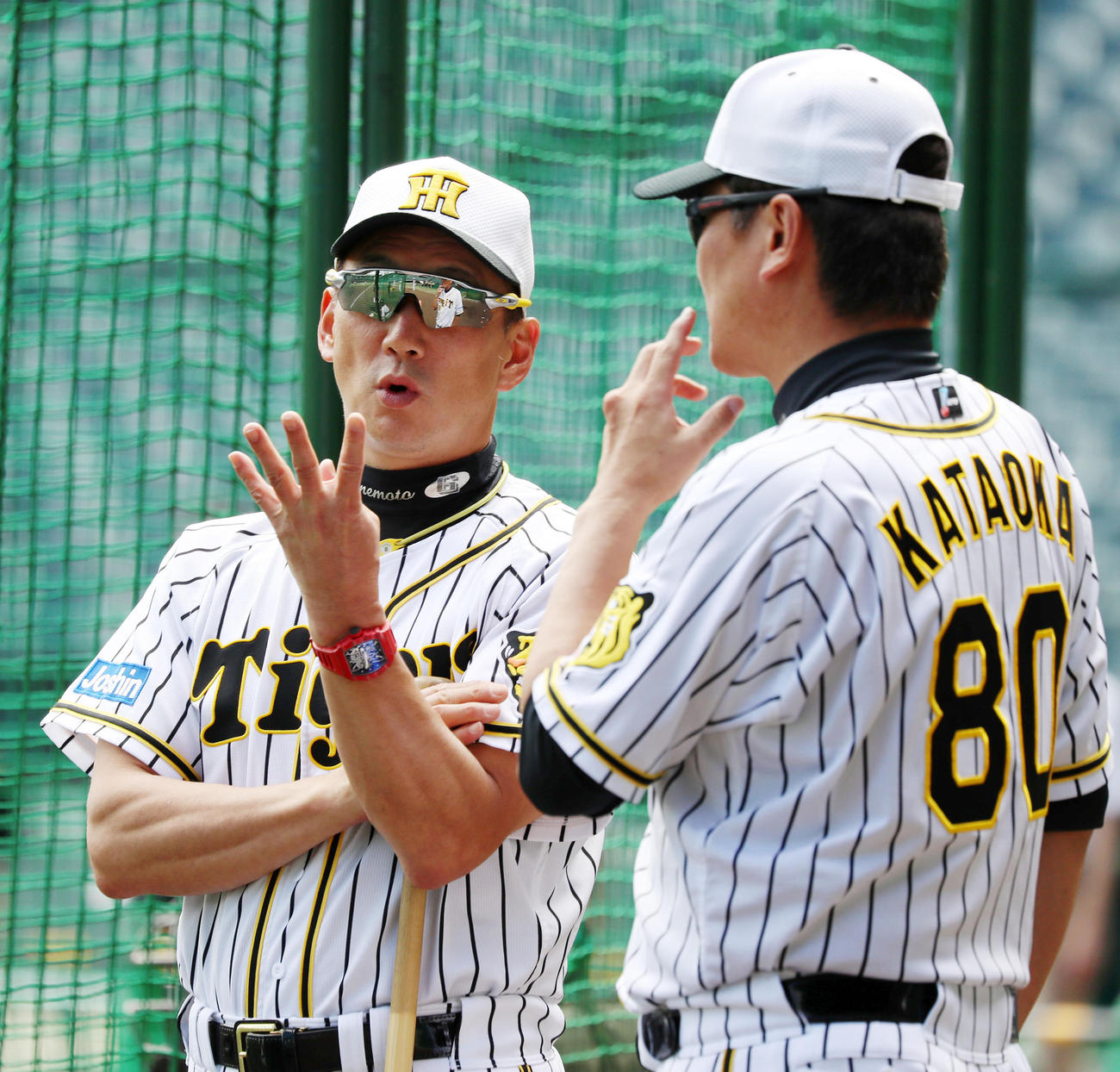 練習中、片岡コーチ（右）と話し込む金本監督（撮影・加藤哉）