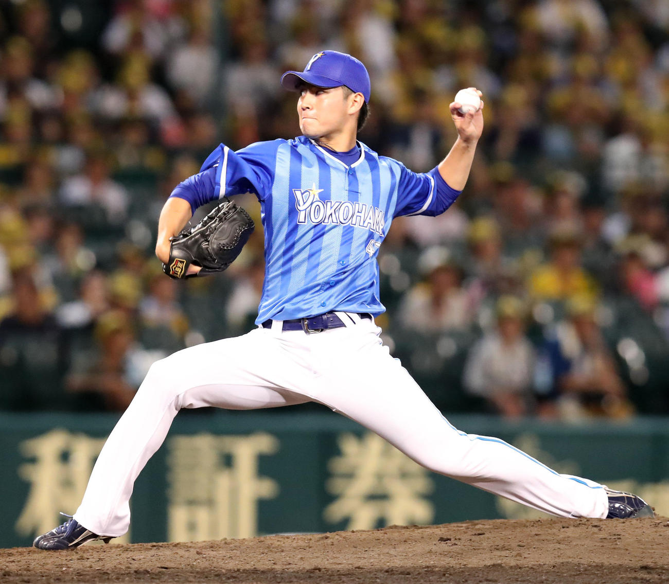 ６回裏阪神２死一、二塁、ＤｅＮＡ２番手で登板する砂田（撮影・加藤哉）