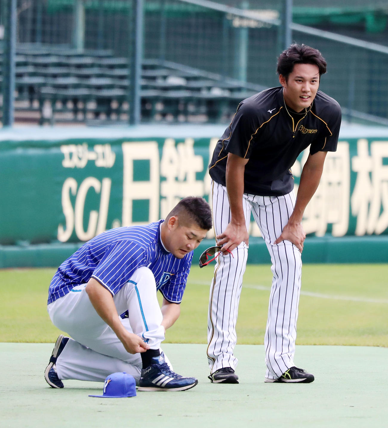 練習前の筒香（左）と話す藤浪（撮影・加藤哉）