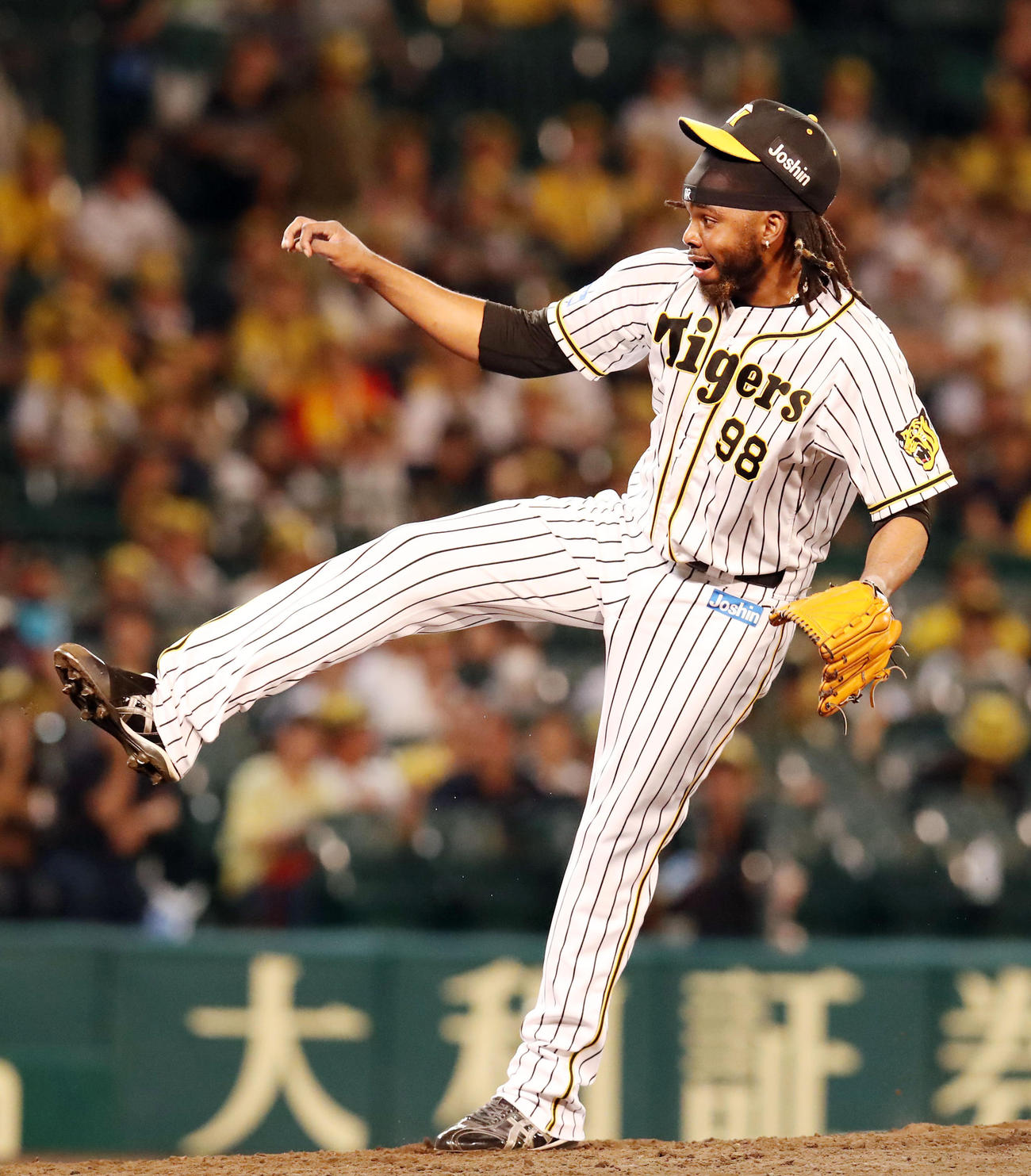 ２０１８年７月８日　９回表、阪神５番手で登板するドリス（撮影・加藤哉）