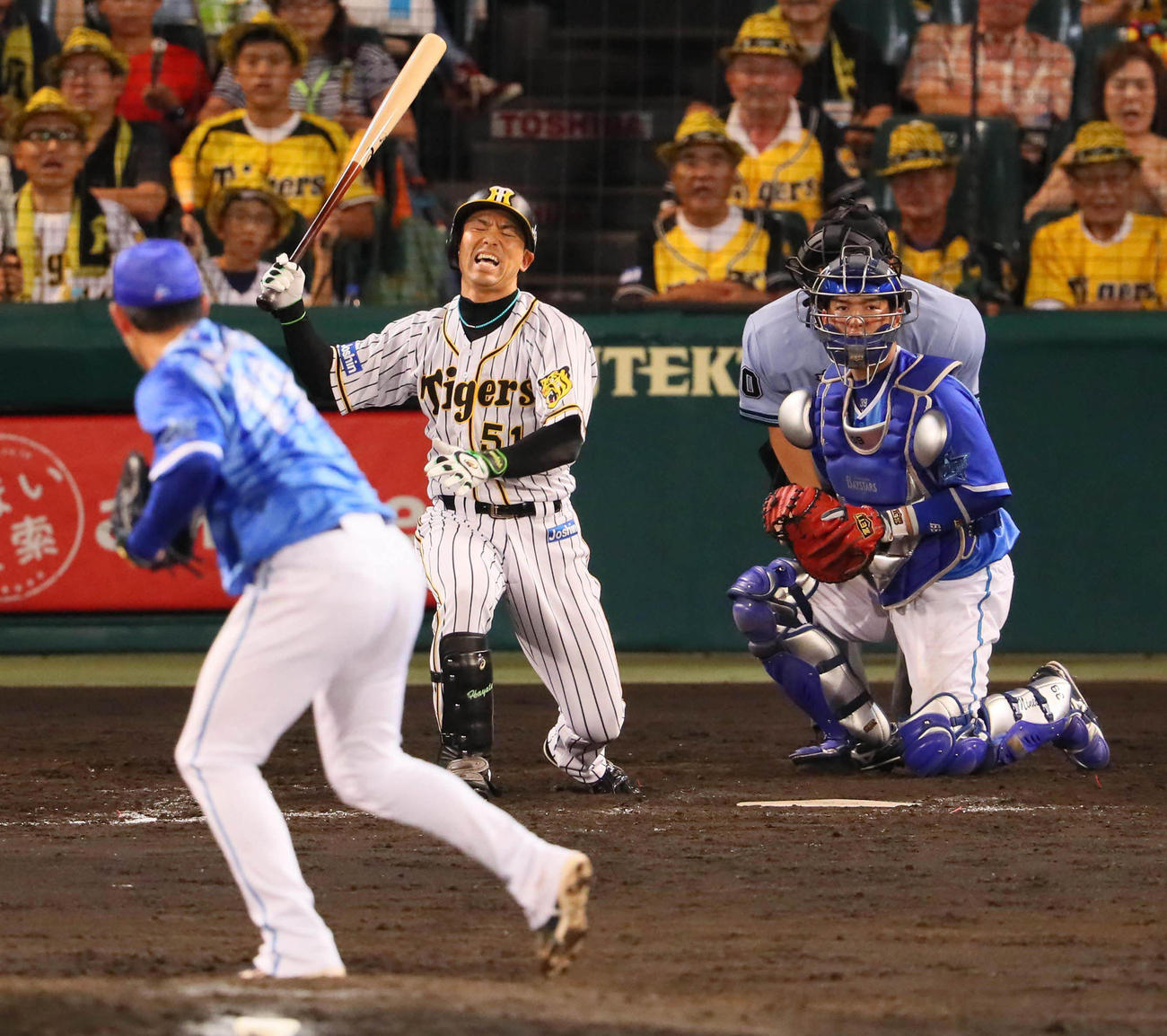 ９回裏阪神１死一、二塁、伊藤隼太は空振り三振に倒れる（撮影・宮崎幸一）