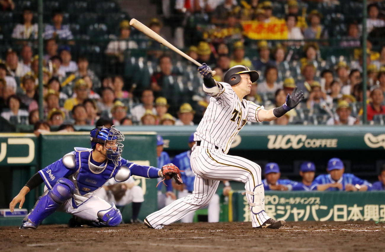 ９回裏阪神２死一、二塁、糸原が空振り三振し試合終了（撮影・加藤哉）