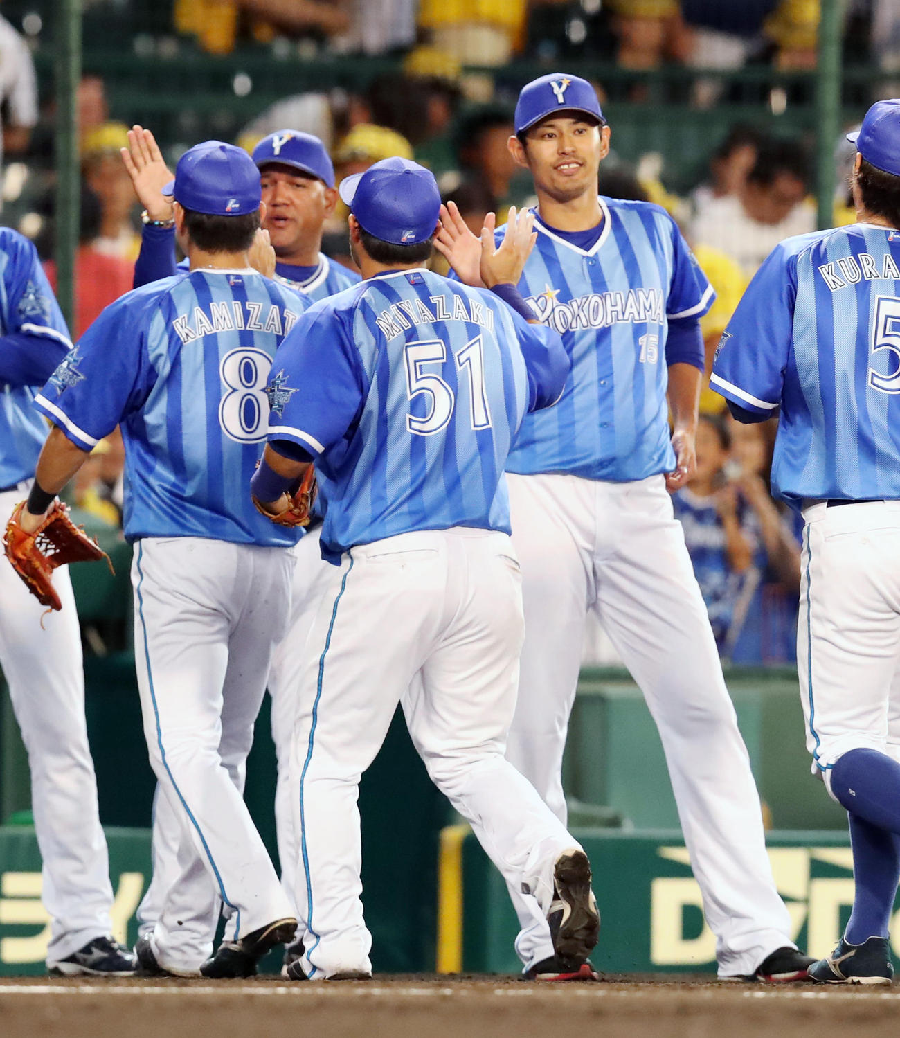阪神に勝利しナインを出迎える井納（撮影・加藤哉）