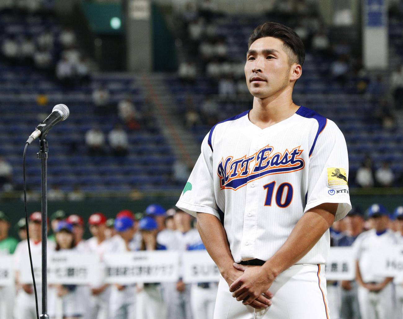 都市対抗野球の開会式で選手宣誓するＮＴＴ東日本の喜納主将（共同）