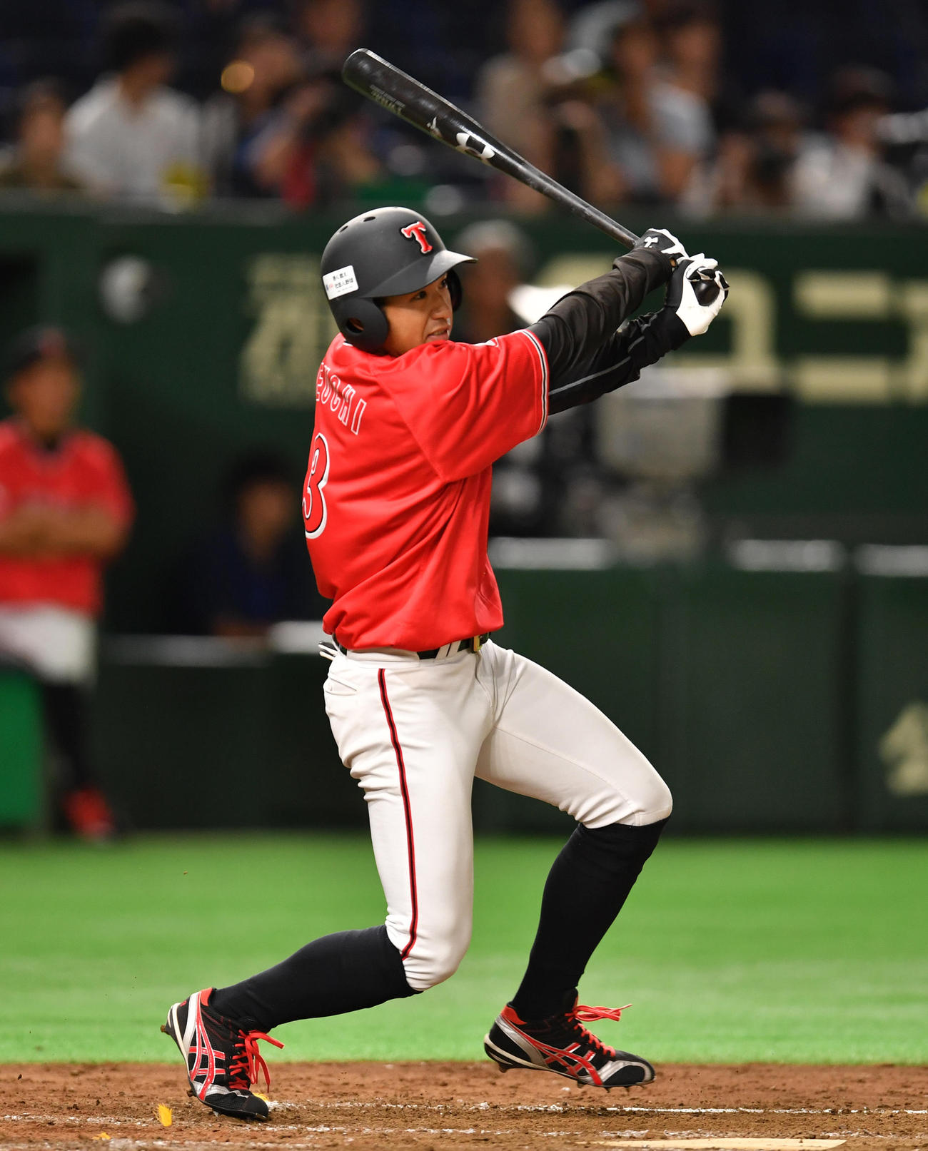 ３回表東邦ガス１死二塁、上内は右翼線に適時三塁打を放つ（撮影・柴田隆二）