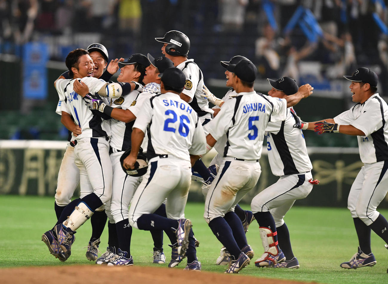 ＪＲ北海道クラブ対ＪＲ西日本　９回裏ＪＲ西日本１死一、二塁、藤沢（左端）は左中間にサヨナラ打を放ちナインと抱き合う（撮影・柴田隆二）