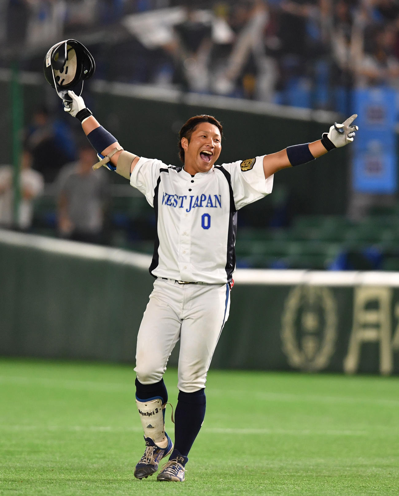 ＪＲ北海道クラブ対ＪＲ西日本　９回裏ＪＲ西日本１死一、二塁、藤沢は左中間にサヨナラ打を放ちバンザイする（撮影・柴田隆二）