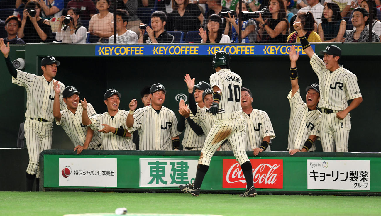 １回裏ＪＲ東日本１死三塁、松本の適時二塁打で生還した小室はナインの出迎えを受ける（撮影・柴田隆二）