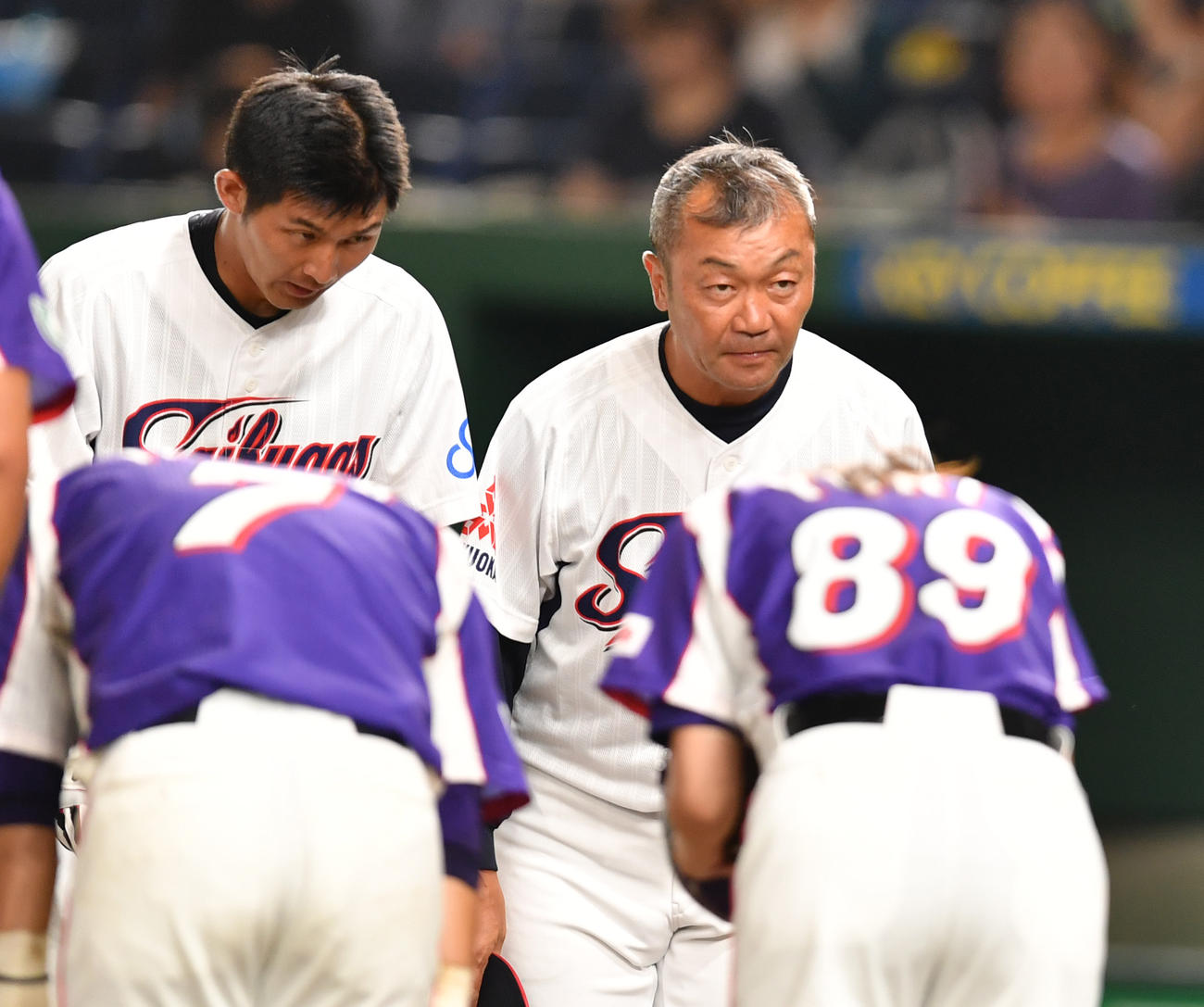 敗れた西部ガスの香田監督(右)は頭を下げる(撮影・柴田隆二)