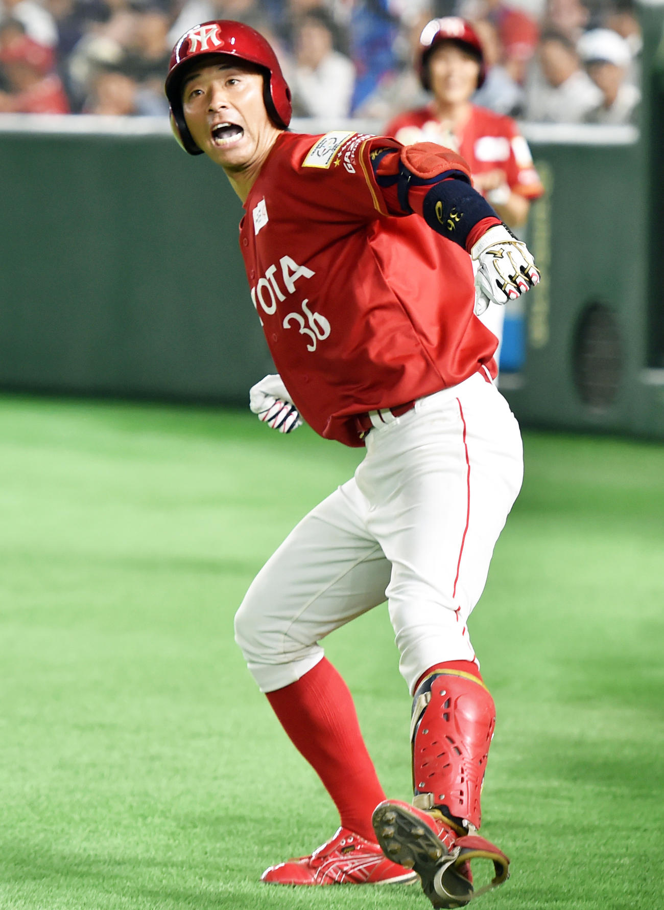 3回裏トヨタ自動車無死、細山田は左越えに本塁打を放ちベンチ前で「熱男」とさけぶ(撮影・柴田隆二)