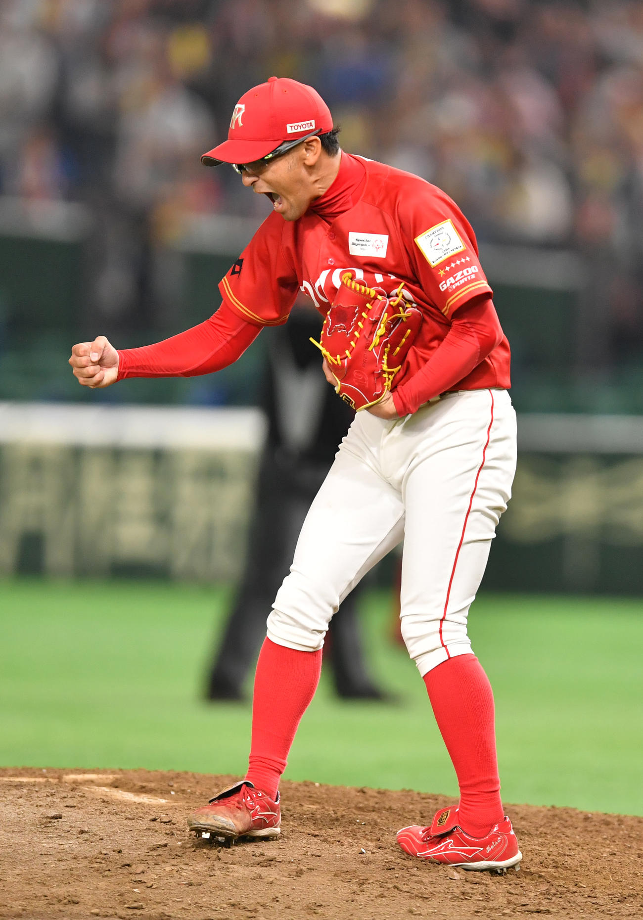 6安打1失点の完投勝利を飾りガッツポーズするトヨタ自動車の佐竹(撮影・柴田隆二)