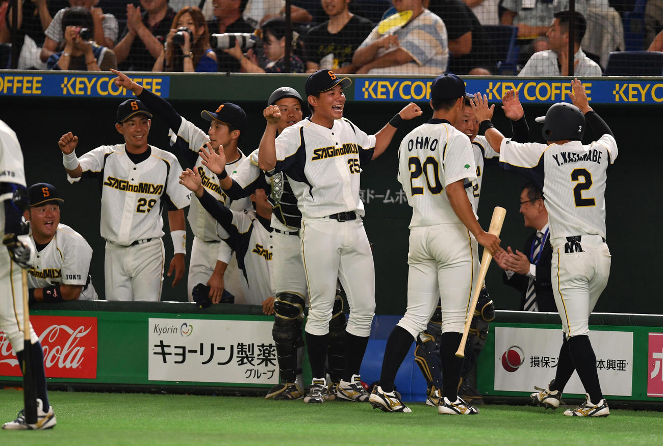 伯和ビクトリーズ対鷺宮製作所 3回裏鷺宮製作所1死満塁、吉浜の2点適時打で生還した渡辺はナインの出迎えを受ける(撮影・柴田隆二)