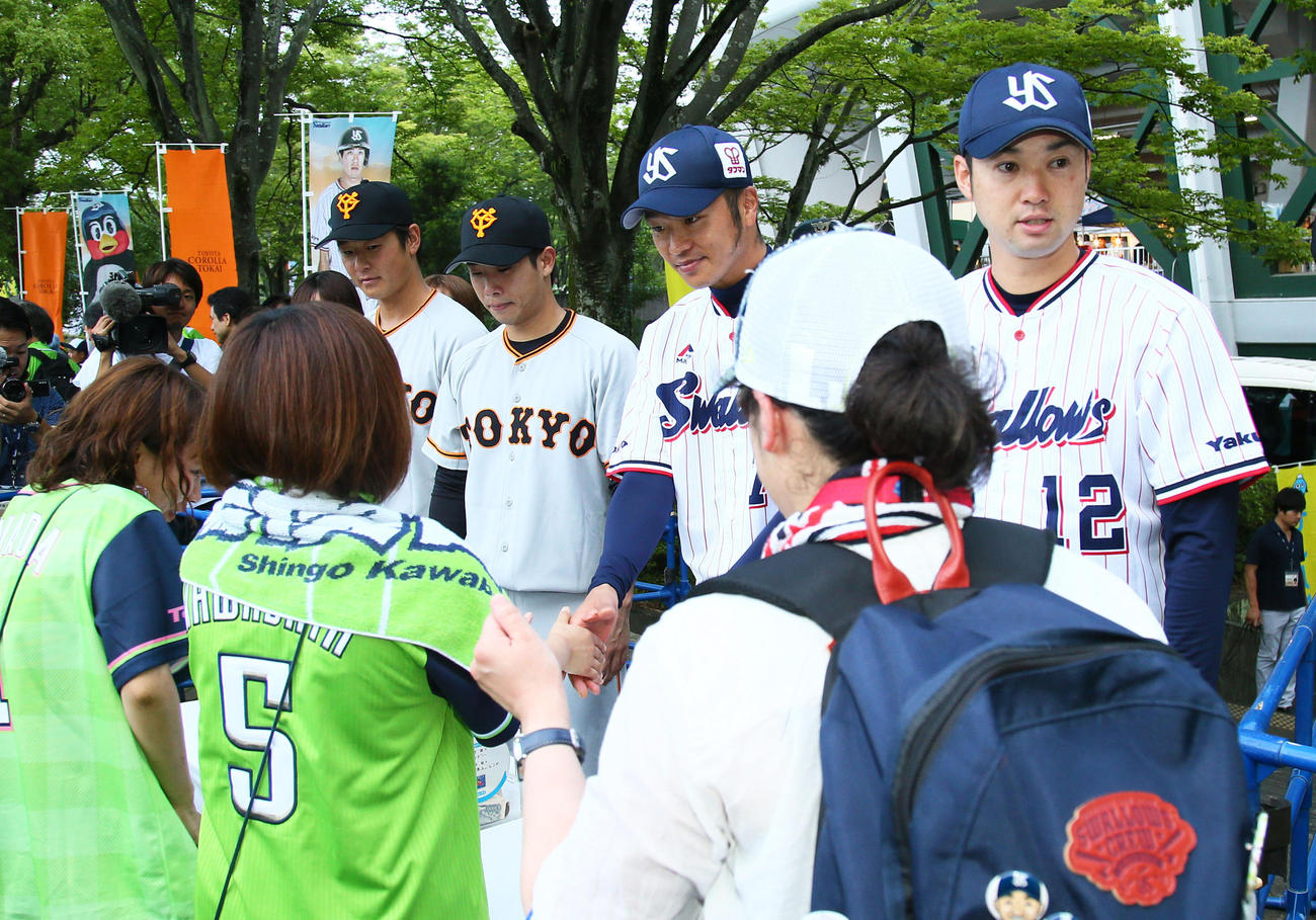 試合前「平成３０年西日本豪雨」被災者への義援金募金活動を行う、左から、巨人中川、鍬原、ヤクルト近藤、石山（撮影・足立雅史）