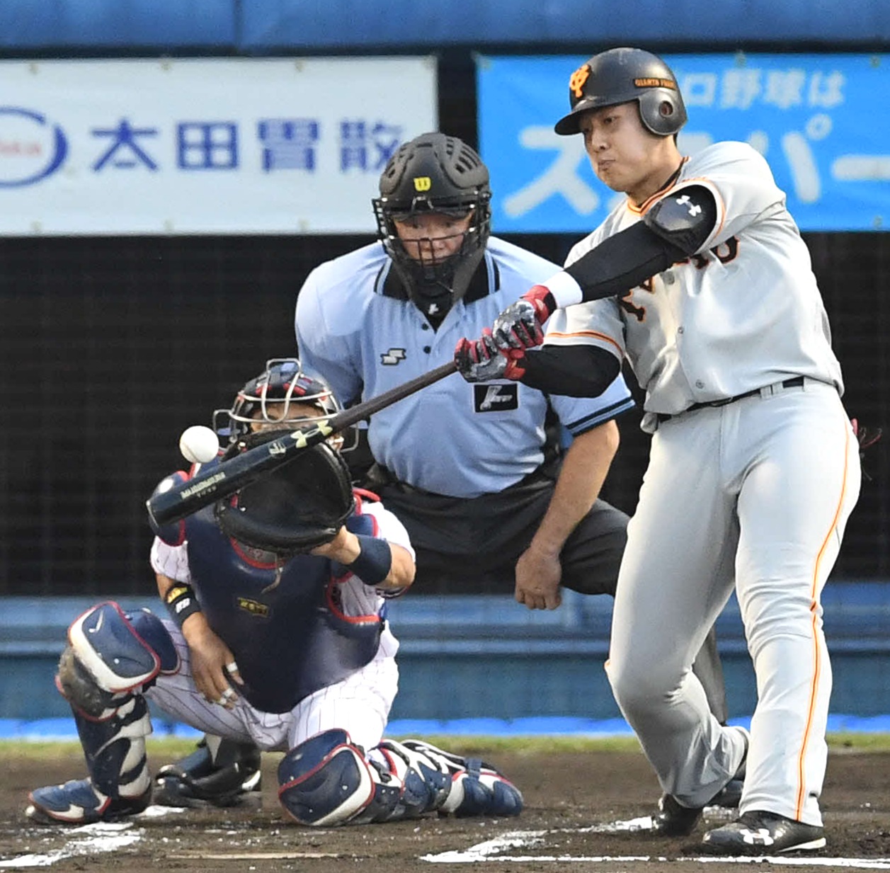 ヤクルト対巨人　１回表巨人１死一、二塁、先制の左適時二塁打を放つ岡本（撮影・鈴木みどり）