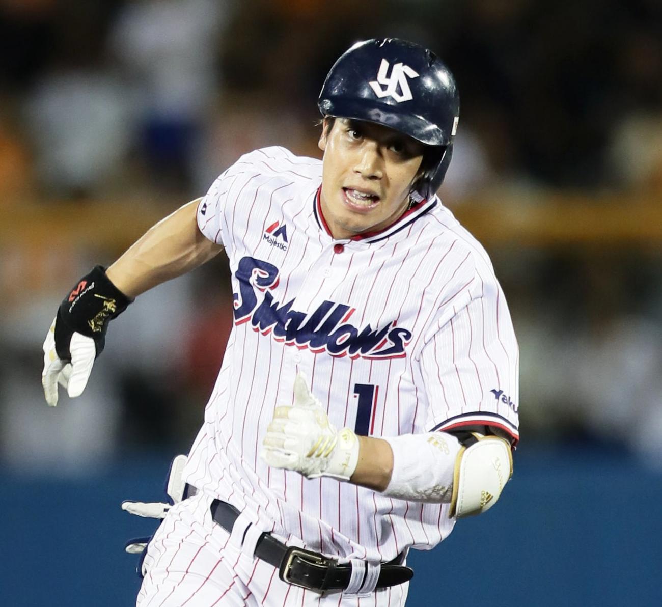 ９回裏ヤクルト１死一塁、サイクル安打となる右越え適時三塁打を放つ山田哲人（撮影・足立雅史）