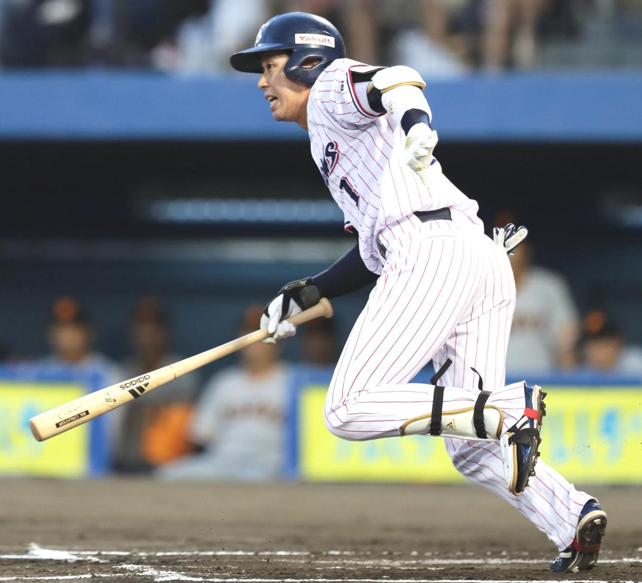 １回裏ヤクルト１死一塁、左前打を放つ山田哲人（撮影・足立雅史）