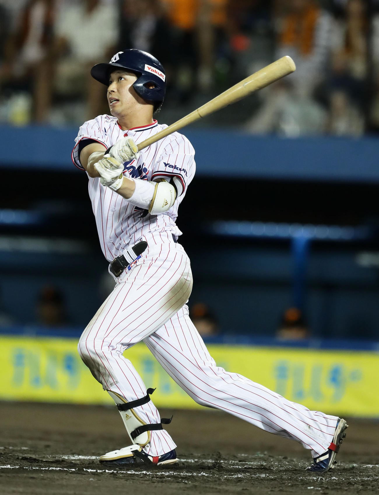 ヤクルト対巨人　７回裏ヤクルト２死、左越え二塁打を放つ山田哲（撮影・足立雅史）