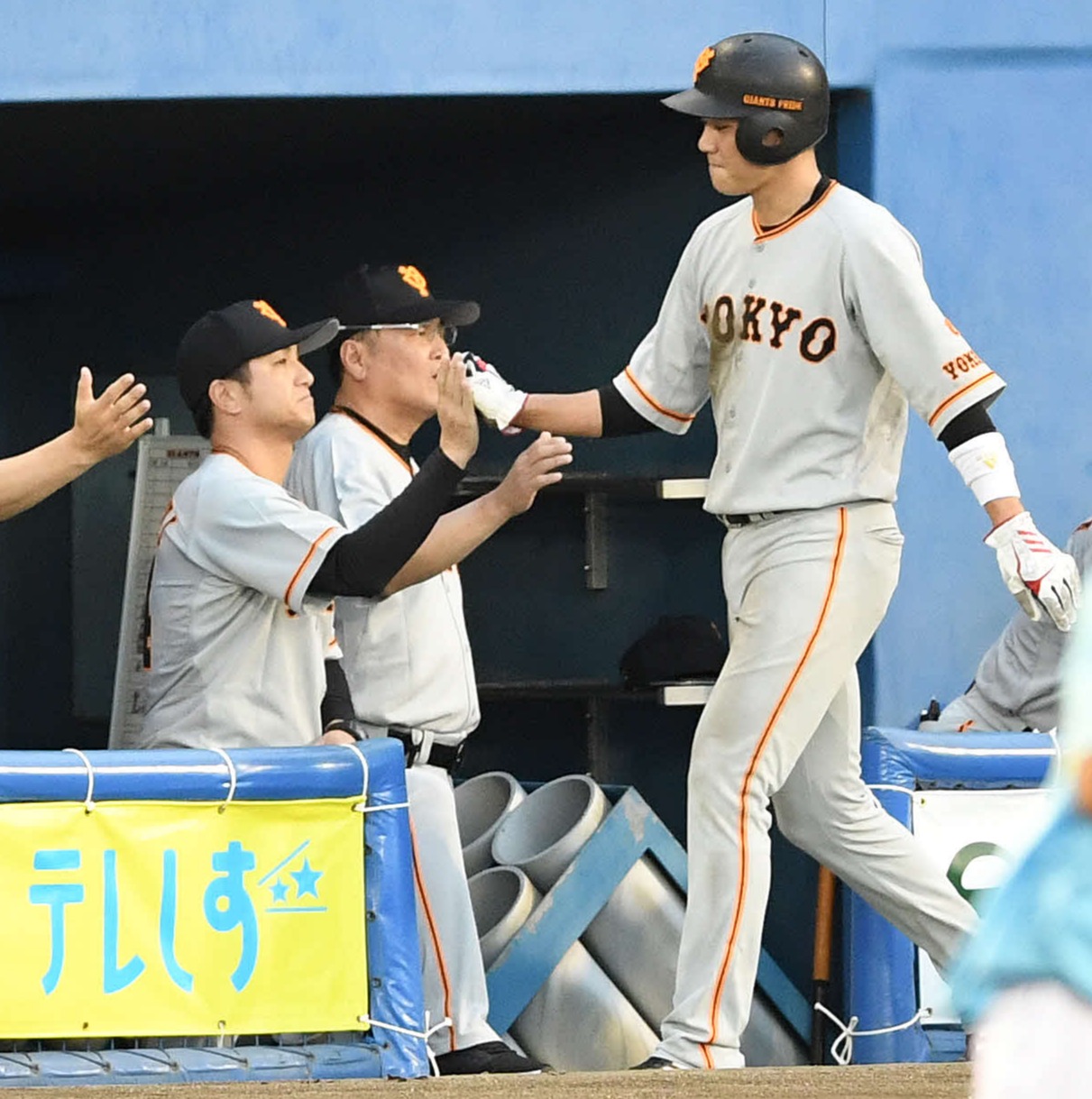 ヤクルト対巨人　１回表巨人１死一、二塁、岡本の左適時二塁打で生還した坂本勇（右）とハイタッチを交わす高橋監督（左）（撮影・鈴木みどり）