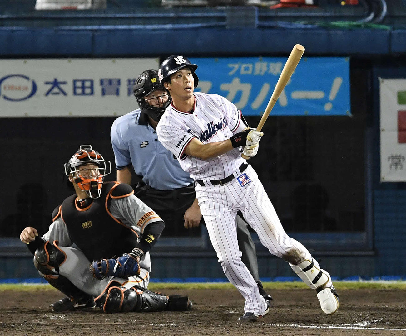 ヤクルト対巨人　５回裏ヤクルト２死一塁、左越え２点本塁打を放つ山田哲（撮影・鈴木みどり）