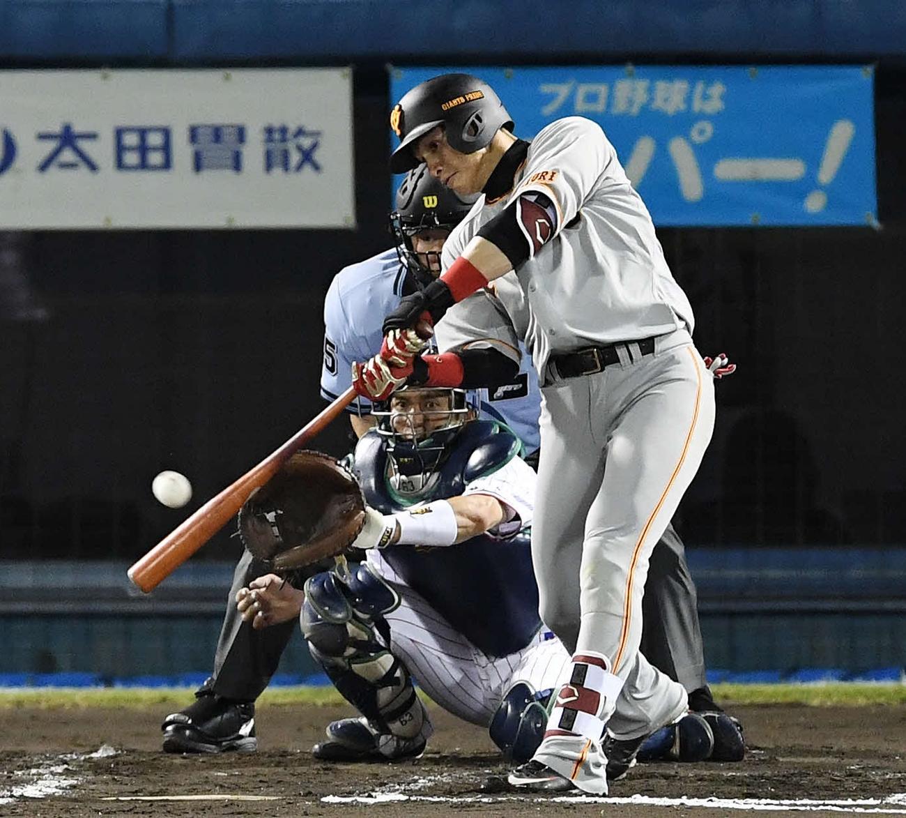 ヤクルト対巨人　７回表巨人無死三塁、右適時三塁打を放つ陽（撮影・鈴木みどり）