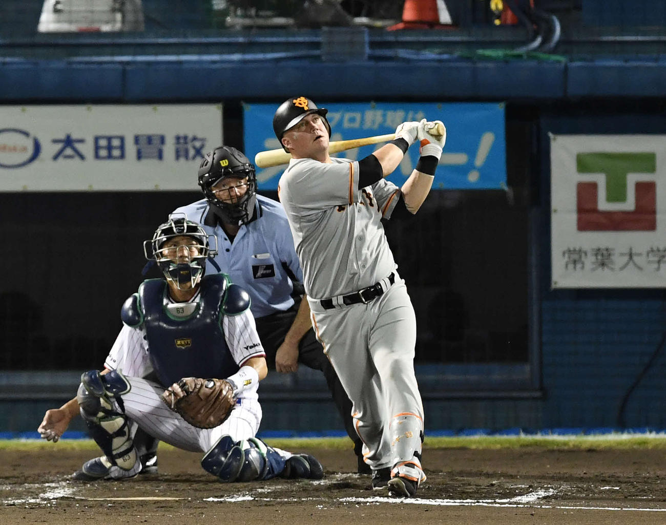 ヤクルト対巨人　７回表巨人２死一、三塁、左越え３点ソロ本塁打を放つマギー（撮影・鈴木みどり）