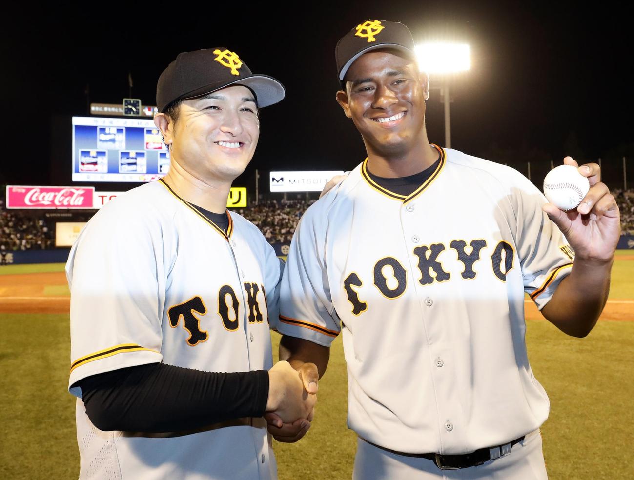プロ初先発初勝利のメルセデス（右）はウイニングボールを手に高橋監督と笑顔で握手（撮影・浅見桂子）