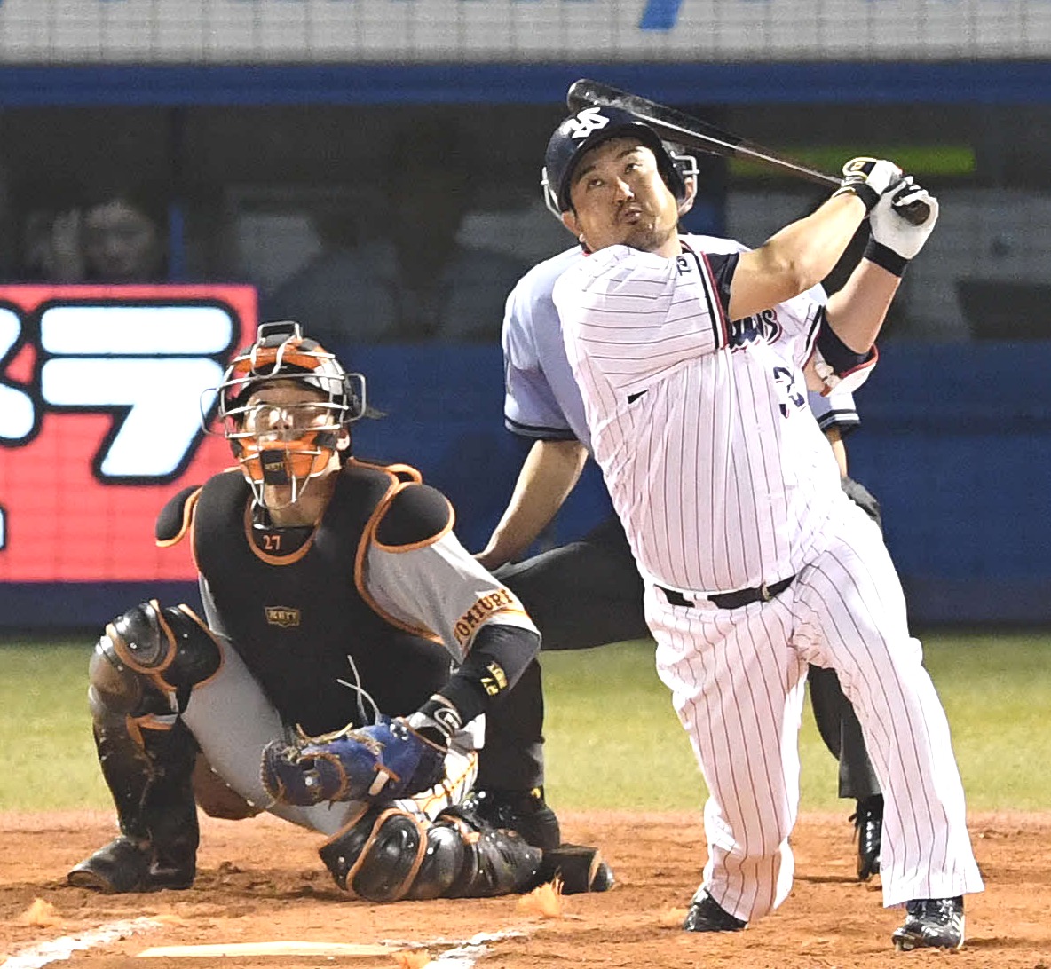 ６回裏ヤクルト２死二塁、右前適時打を放つ畠山（撮影・鈴木みどり）