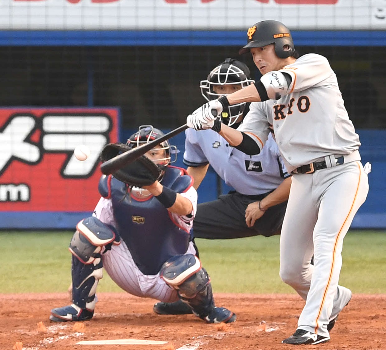 ２回表巨人１死、先制の右越えソロ本塁打を放つ長野（撮影・鈴木みどり）