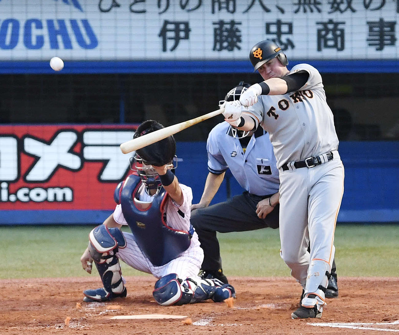ヤクルト対巨人　３回表巨人２死一塁、右越え２点本塁打を放つマギー（撮影・鈴木みどり）