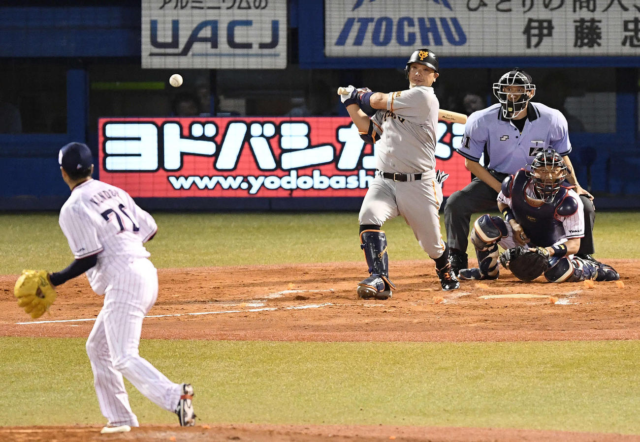 ７回表巨人２死満塁、適時内野安打を放つ阿部。投手近藤（撮影・鈴木みどり）