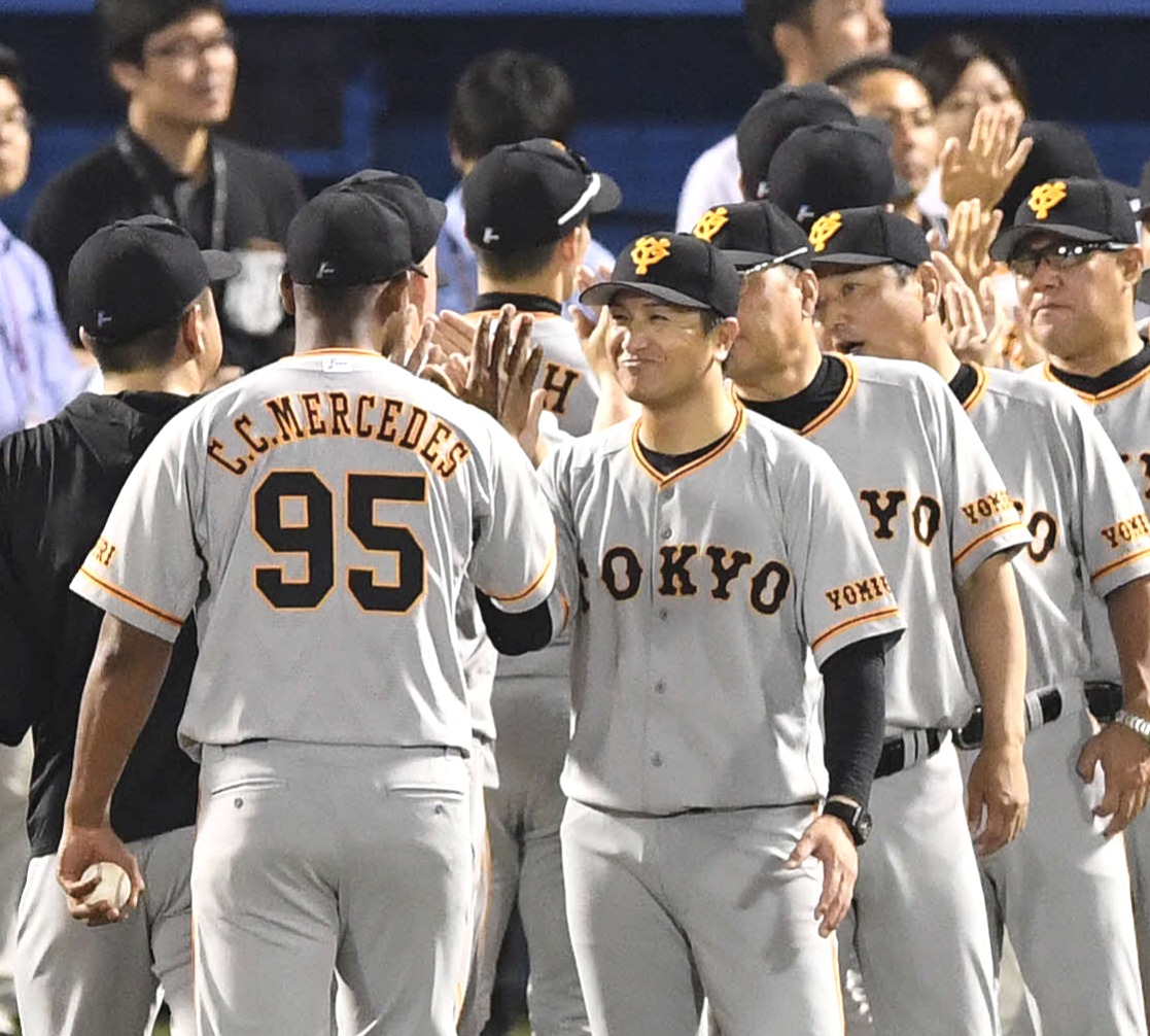 ５回無失点で初登板初勝利の巨人メルセデスと笑顔でハイタッチする高橋監督（右）（撮影・鈴木みどり）
