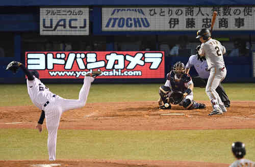 ヤクルト対巨人 5回表巨人1死満塁、押し出し四球を選ぶ陽。投手星(撮影・鈴木みどり)