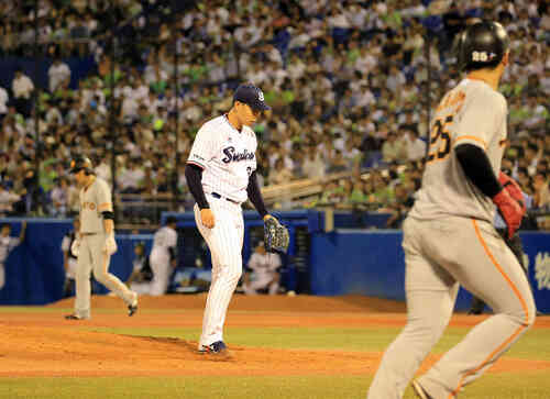 ヤクルト対巨人 5回表巨人1死満塁、陽岱鋼に押し出し四球を与え、うつむく星(撮影・浅見桂子)