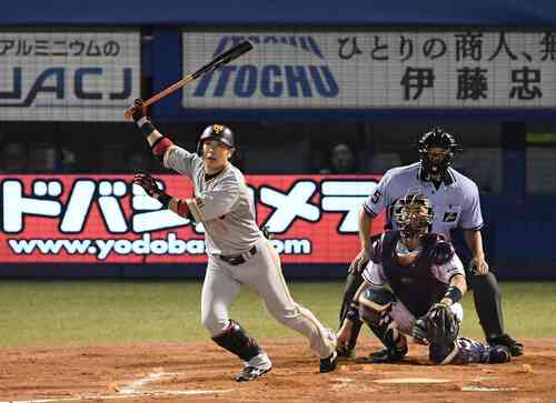 ヤクルト対巨人 7回表巨人1死、右越えソロ本塁打を放つ亀井。投手近藤(撮影・鈴木みどり)