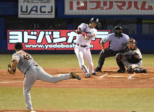 ヤクルト対巨人 6回裏ヤクルト1死一塁、右適時二塁打を放つ藤井。投手山口俊(撮影・鈴木みどり)