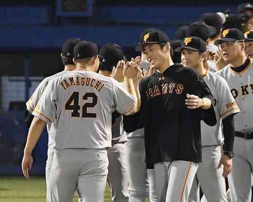 ヤクルト対巨人 ヤクルトに3連勝し、山口俊(左)と笑顔でハイタッチする巨人上原(撮影・鈴木みどり)