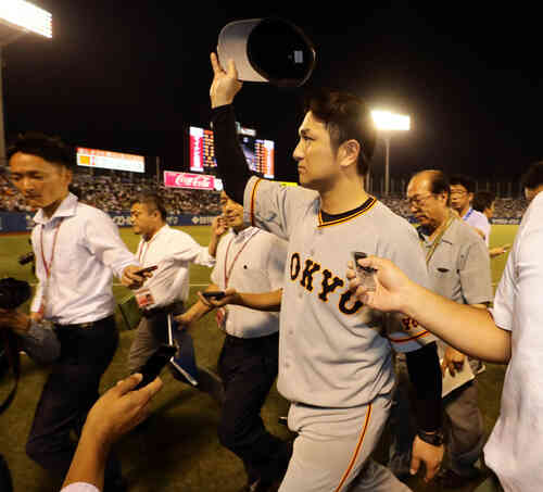 ヤクルト対巨人 4連勝で、スタンドに帽子を振ってあいさつする高橋監督(撮影・浅見桂子)