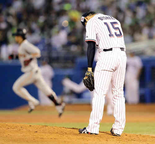 ヤクルト対巨人 3回表巨人1死二塁、亀井に右翼2点本塁打を許し、肩を落とす大下(撮影・浅見桂子)