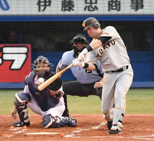 ヤクルト対巨人 1回表巨人1死一塁、先制の中越え2点本塁打を放つマギー(撮影・鈴木みどり)